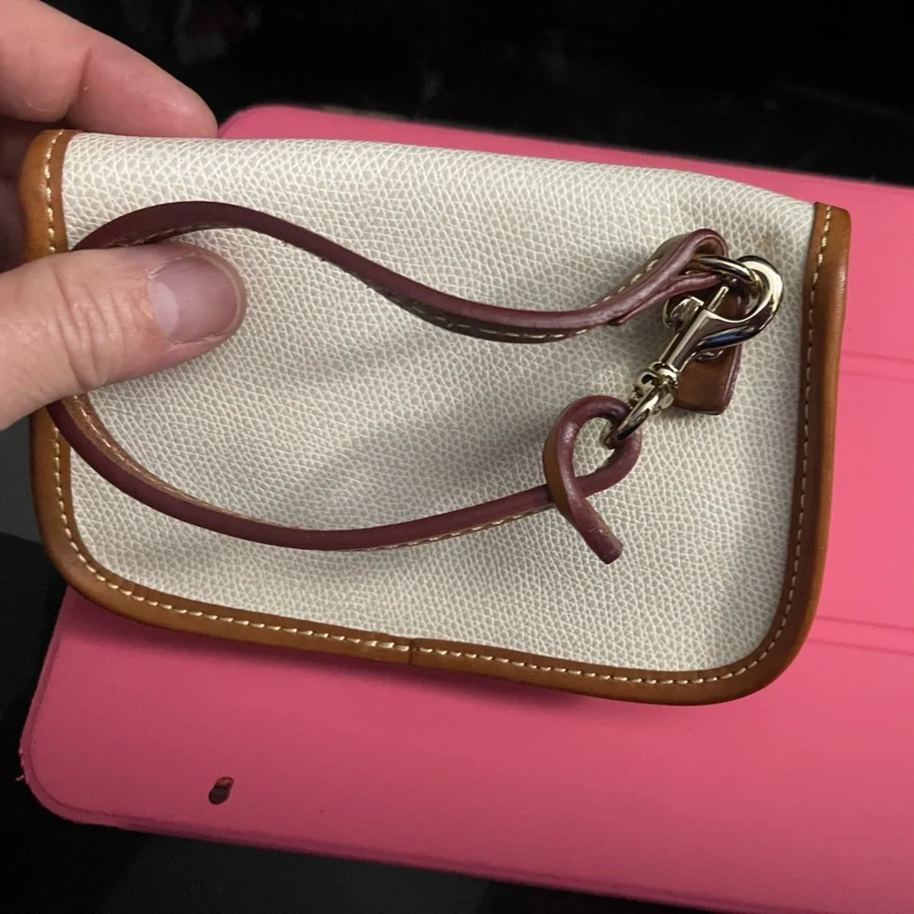 Dooney & Bourke White and Tan Clutch with Gold Accents NEW WITHOUT TAGS. - Picture 7 of 12